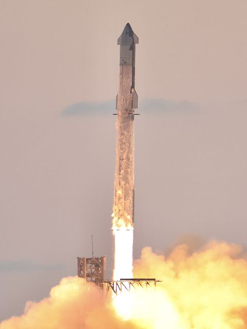 Starship V3 lifting off